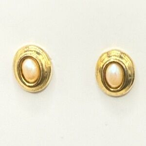 Elegant Gold and Pearl Stud Earrings post-backs